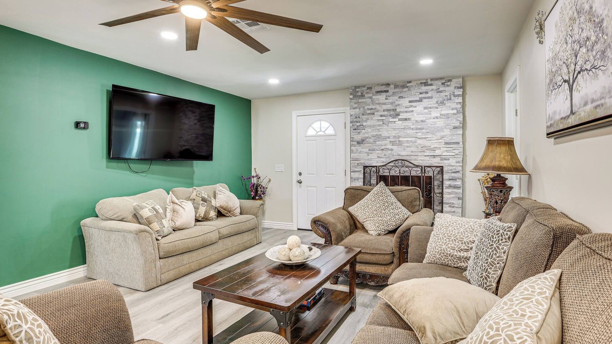 Phoenix House | 3 Mi to Desert Diamond Arena: Peoria Home w/Yard!