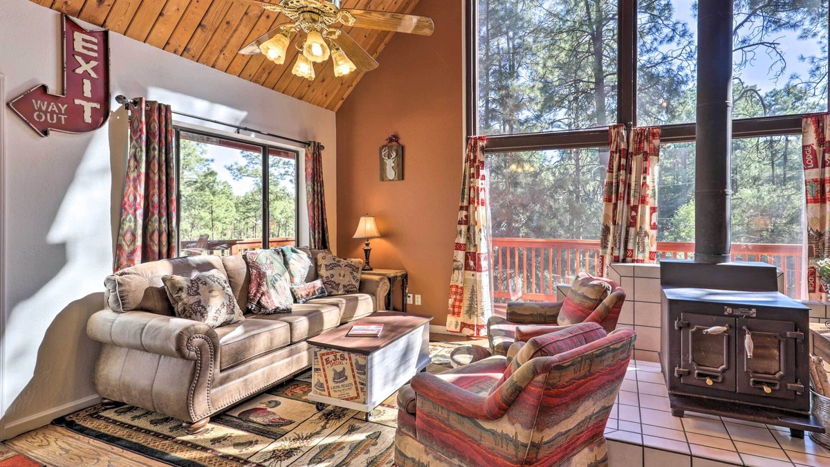Oak Knoll Village Cabin | 3 Mi to Downtown: Cabin w/Gas Grill in Prescott