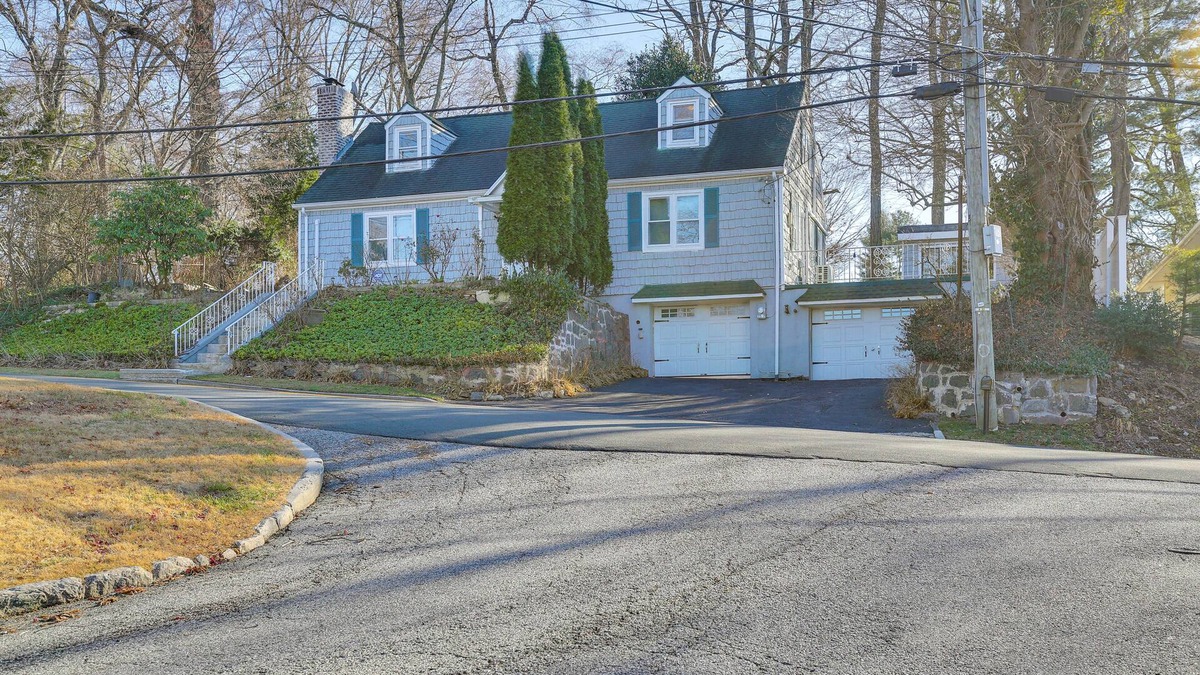 White Plains House | 3 Mi to Downtown: Spacious White Plains Home
