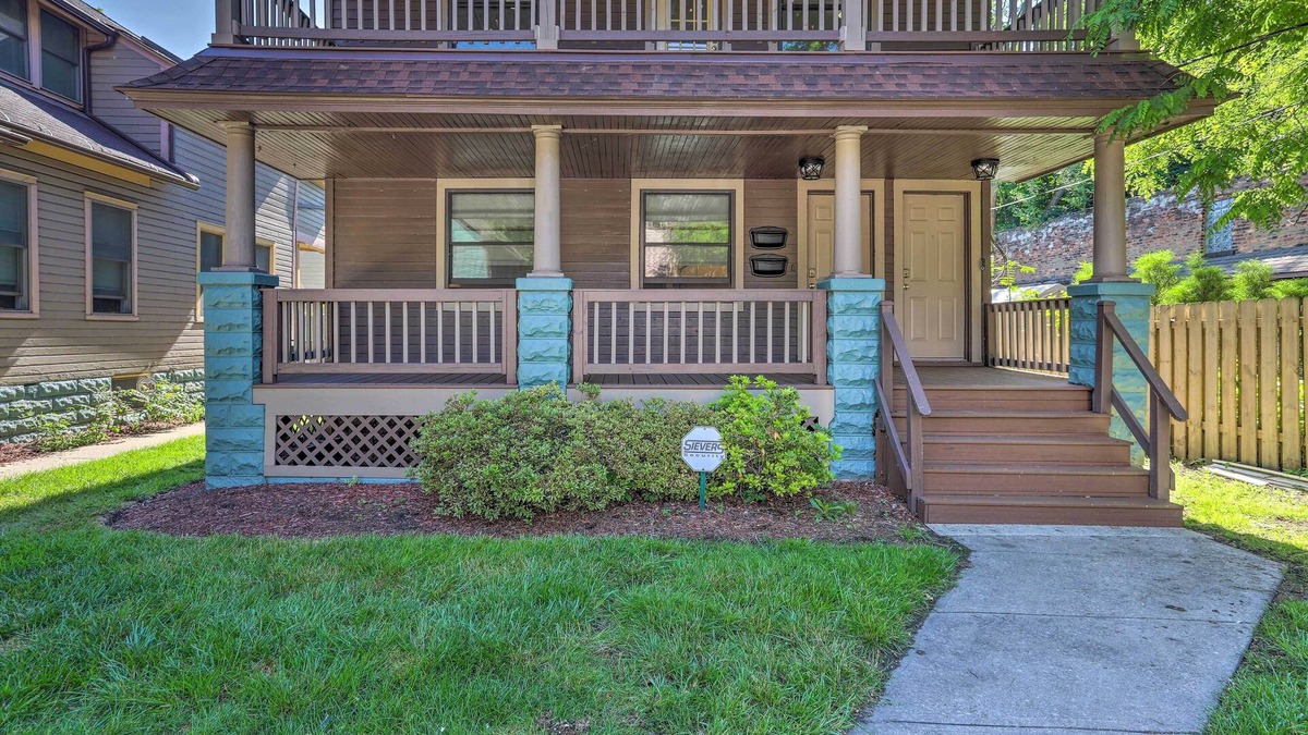 Tremont Apartment | < 3 Mi to Dtwn: Cleveland Apt w/Deck & Wet Bar