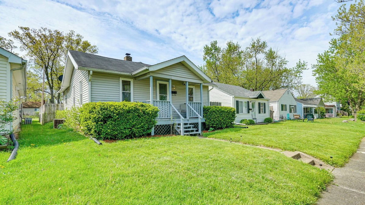 Fort Wayne House | 3 Mi to Dtwn Fort Wayne: Home w/Deck & Yard!
