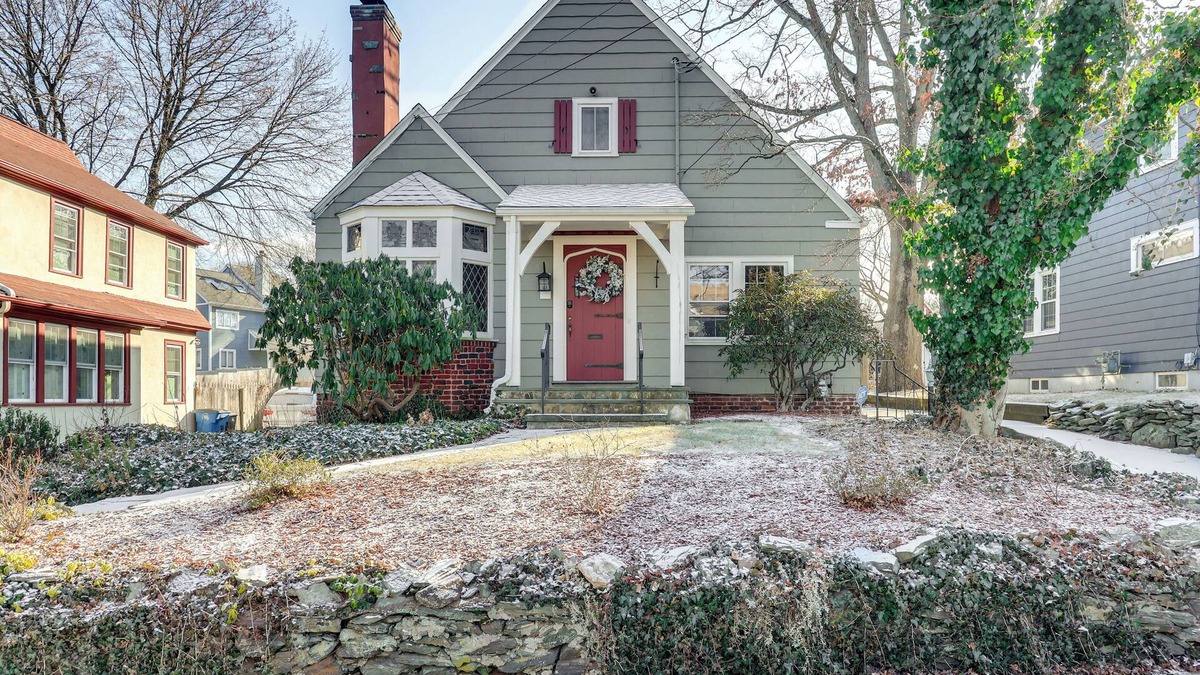 West New Haven House | 3 Mi to Dtwn: Gem w/Patio & Fire Pit in New Haven