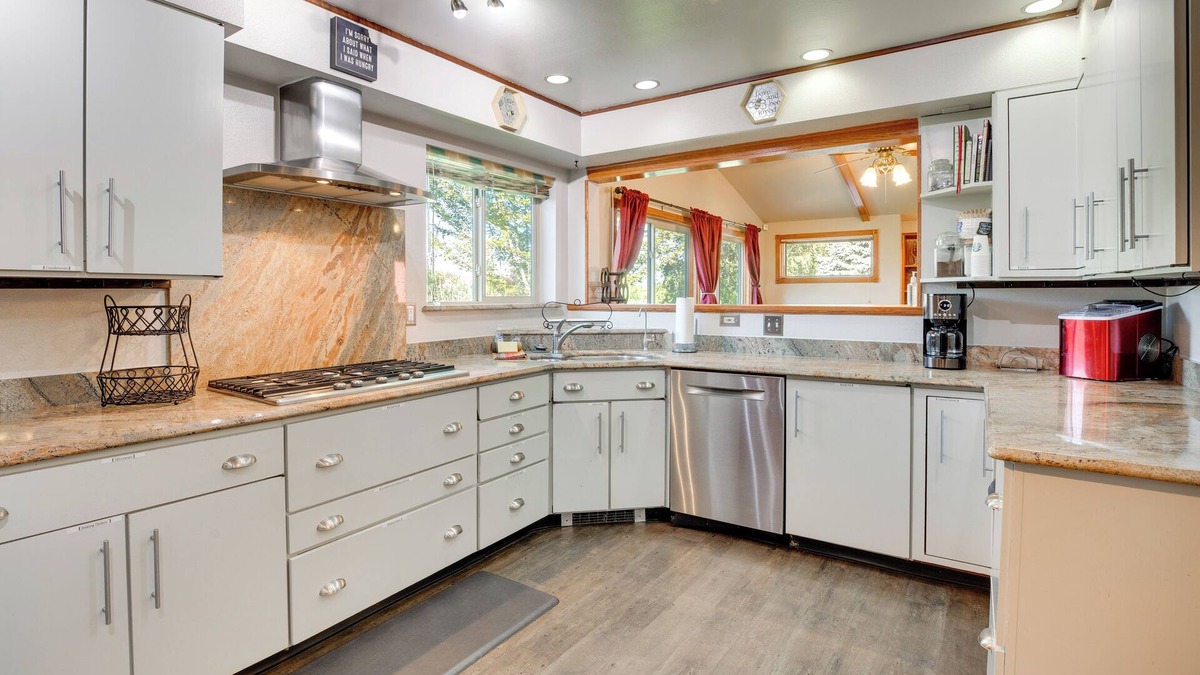Grand Junction House | 3 Mi to Dtwn Grand Junction: Home w/Deck!
