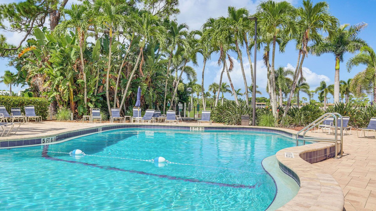 East Naples Condo | 3 Mi to Dtwn: Naples Condo w/Access to 9 Pools!