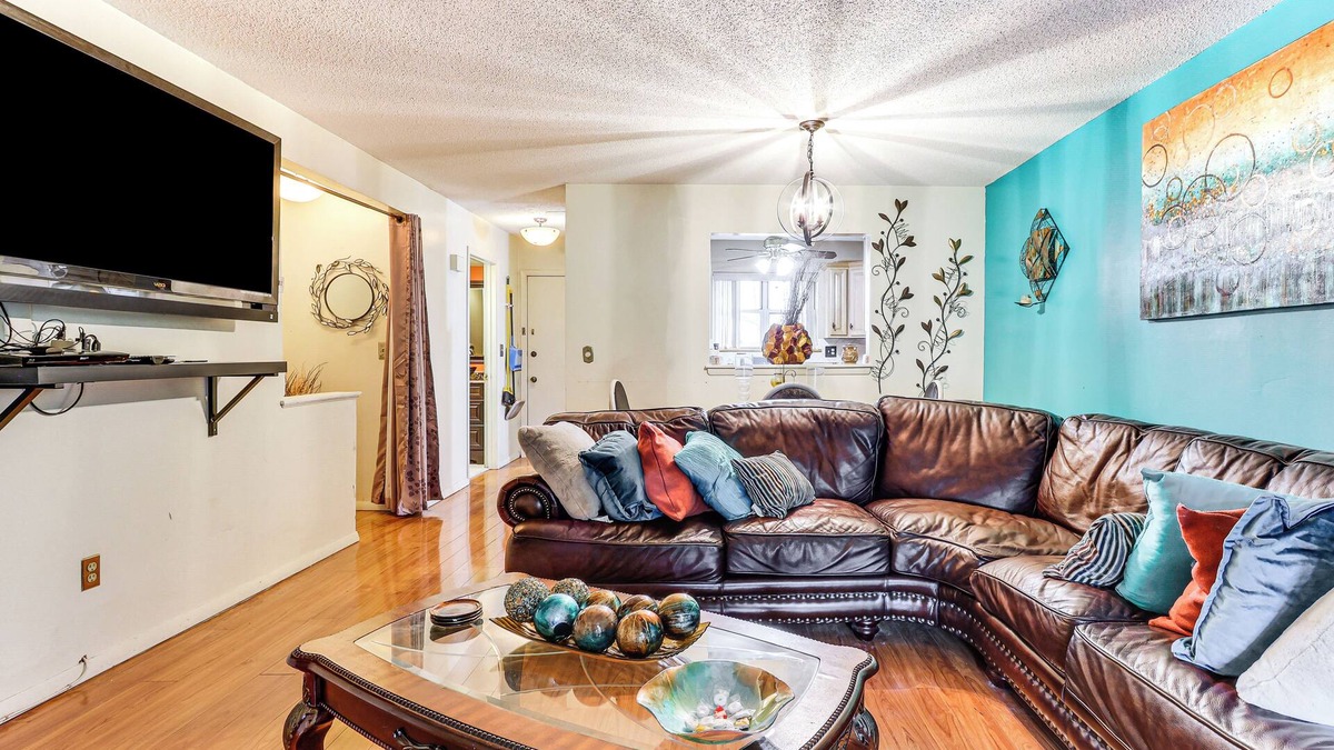 East Haven Condo | 3 Mi to Dtwn New Haven: Colorful Condo w/Yard!
