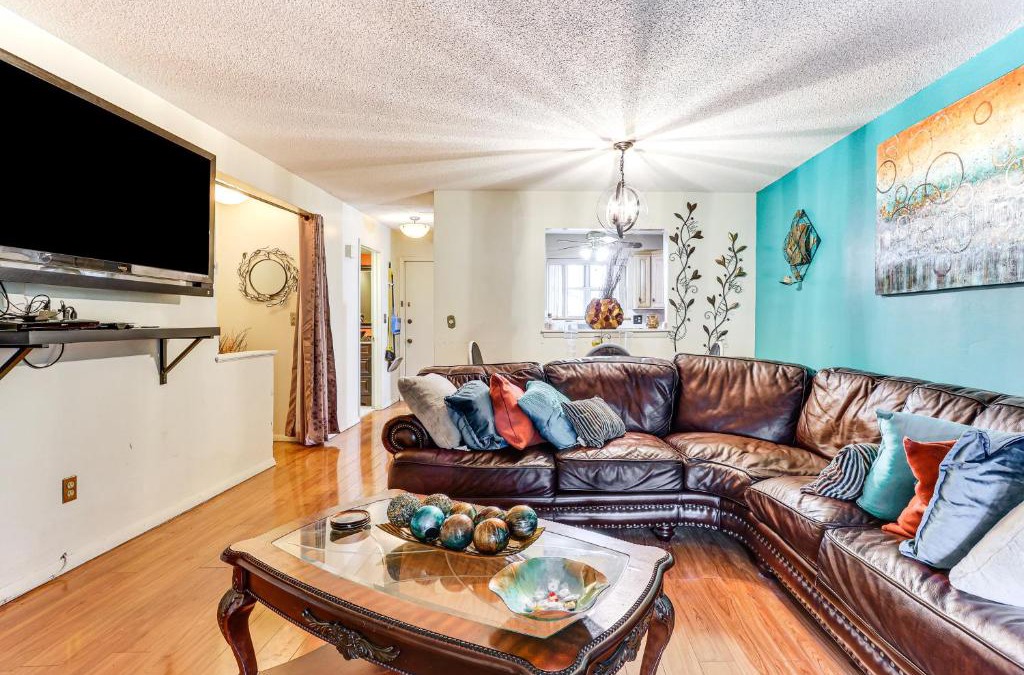 East Haven Apartment | 3 Mi to Dtwn New Haven Colorful Condo with Yard!