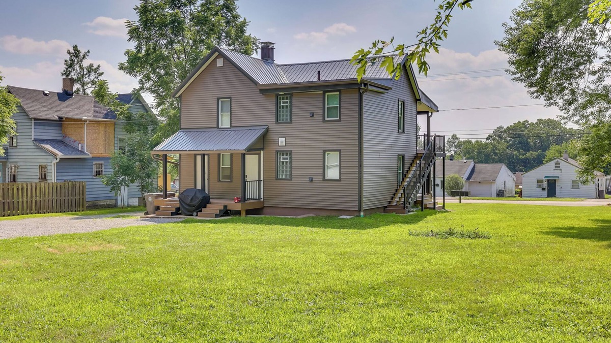 Youngstown Apartment | 3 Mi to Dtwn: Quiet Youngstown Apt w/Deck!