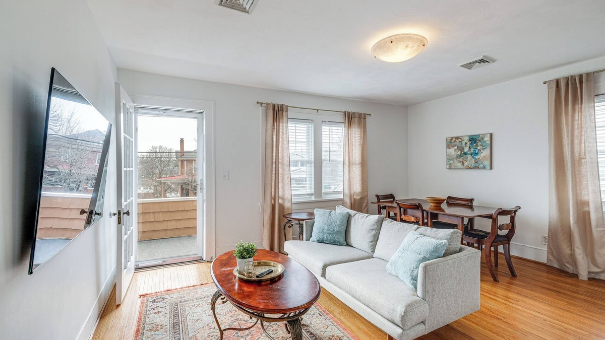 Roanoke Apartment | < 3 Mi to Dtwn Roanoke: Inviting Unit w/Balcony