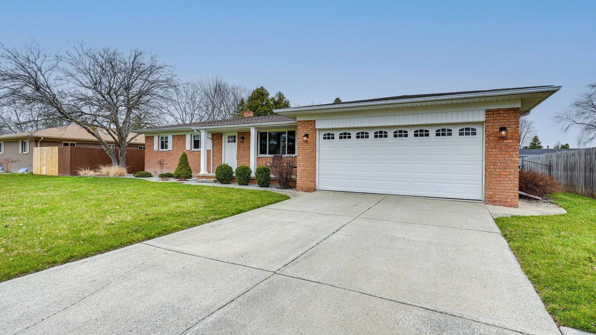 Saginaw House | 3 Mi to Dtwn Saginaw: Spacious & Updated Home!