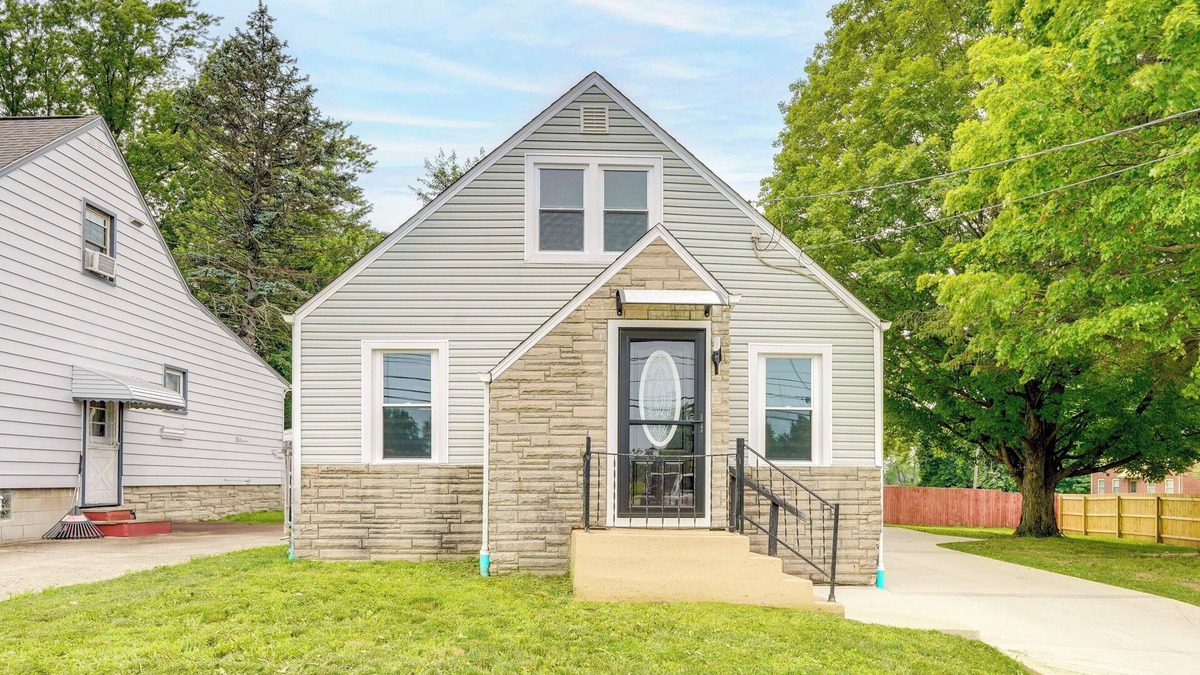 Youngstown House | 3 Mi to Dtwn Youngstown & YSU: Family Home w/Yard
