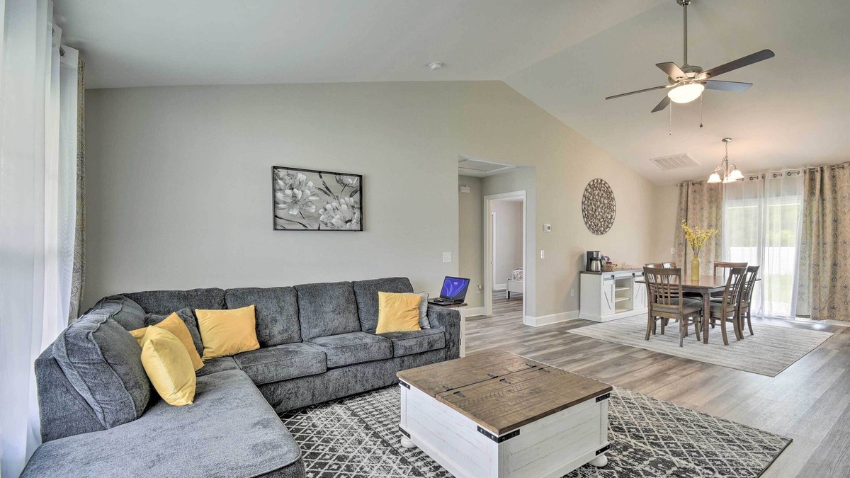 Loris House | 3 Mi to Golf: Loris Home w/Big Private Yard!