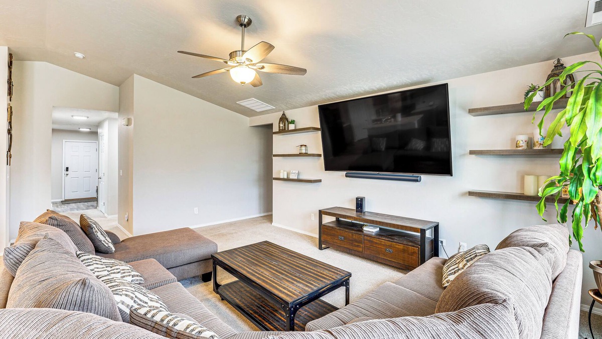 Caldwell House | 3 Mi to Lake Lowell: Caldwell Home w/Yard & Grill