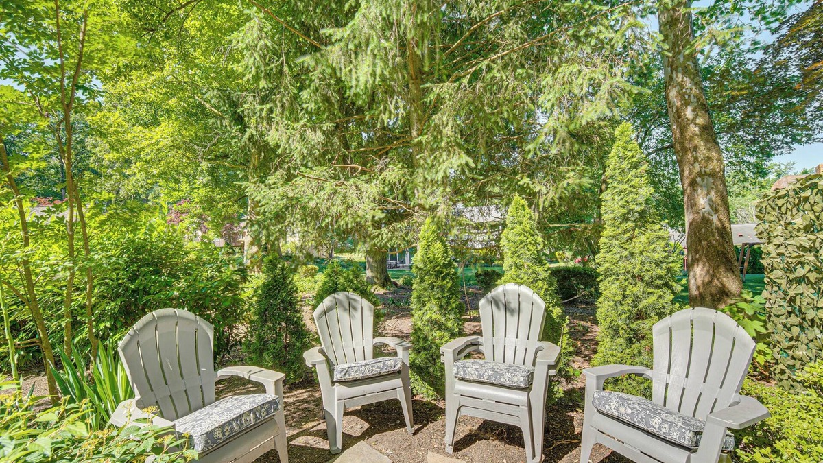 Spry Cottage | 3 Mi to Lake Redman: Home w/Furnished Pergola!
