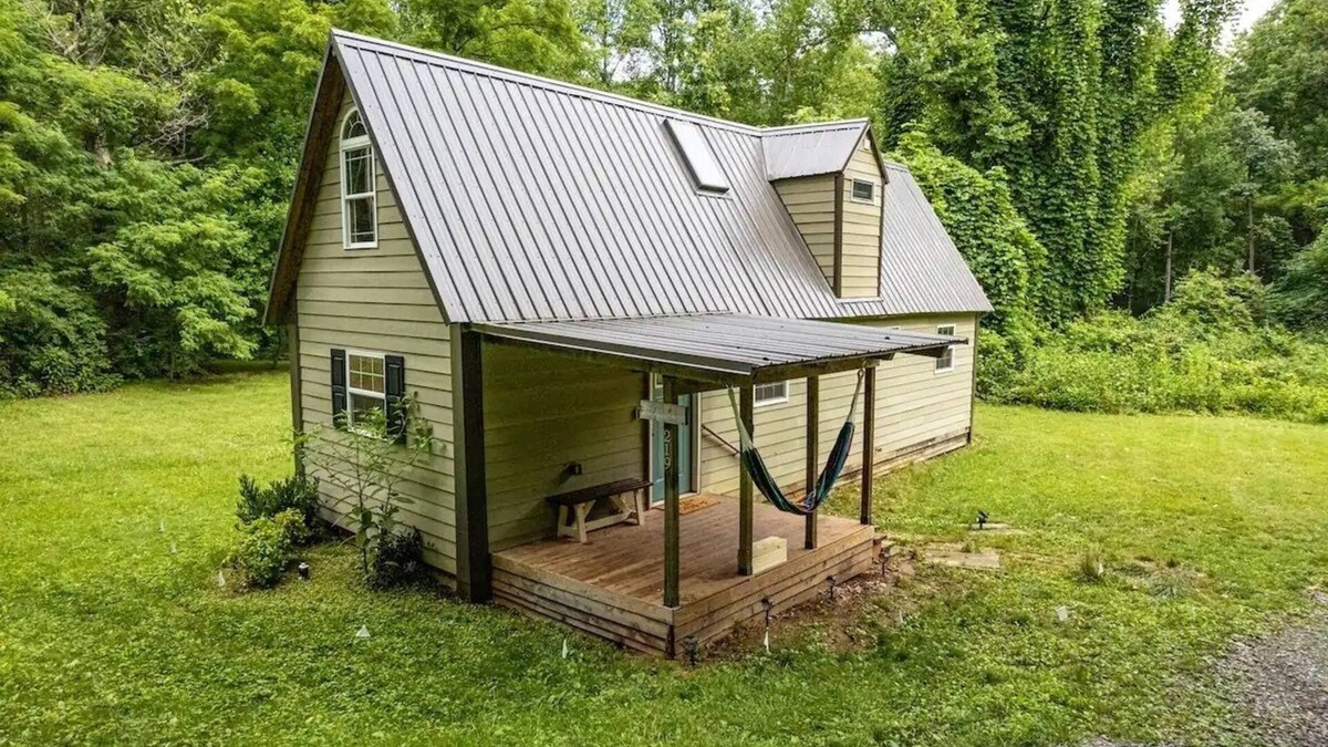 Windsor Hills Cabin | 3 mi to Liberty, Close to Dtown w/Secluded Feel