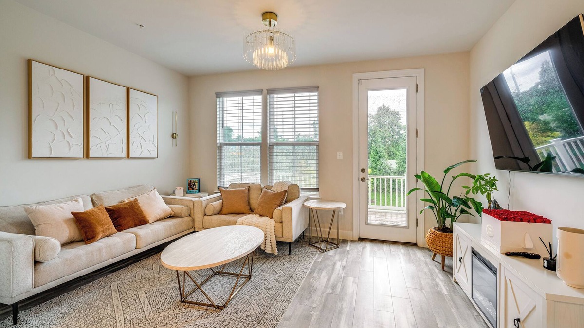 Largo House | 3 Mi to NW Stadium: Modern Retreat in Largo