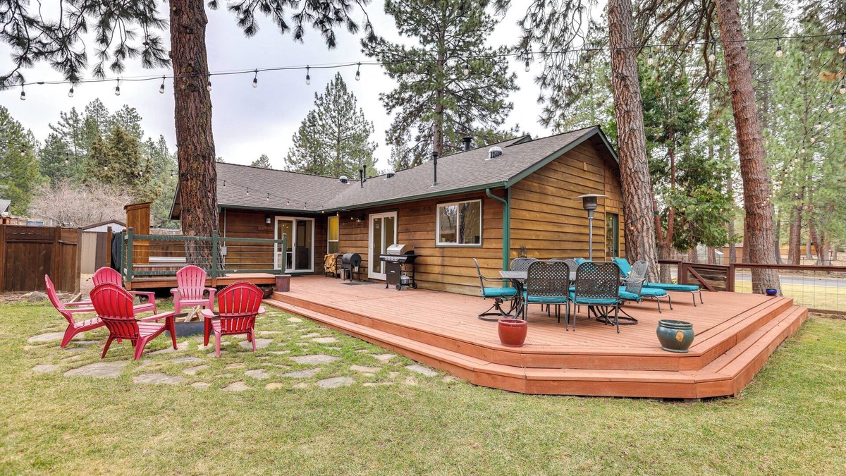 Southwest Bend House | 3 Mi to Old Mill District: Family Retreat w/Yard
