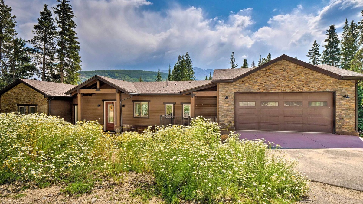 Crown House | 3 Mi to Ski Resort: Modern Breck Home w/Hot Tub!