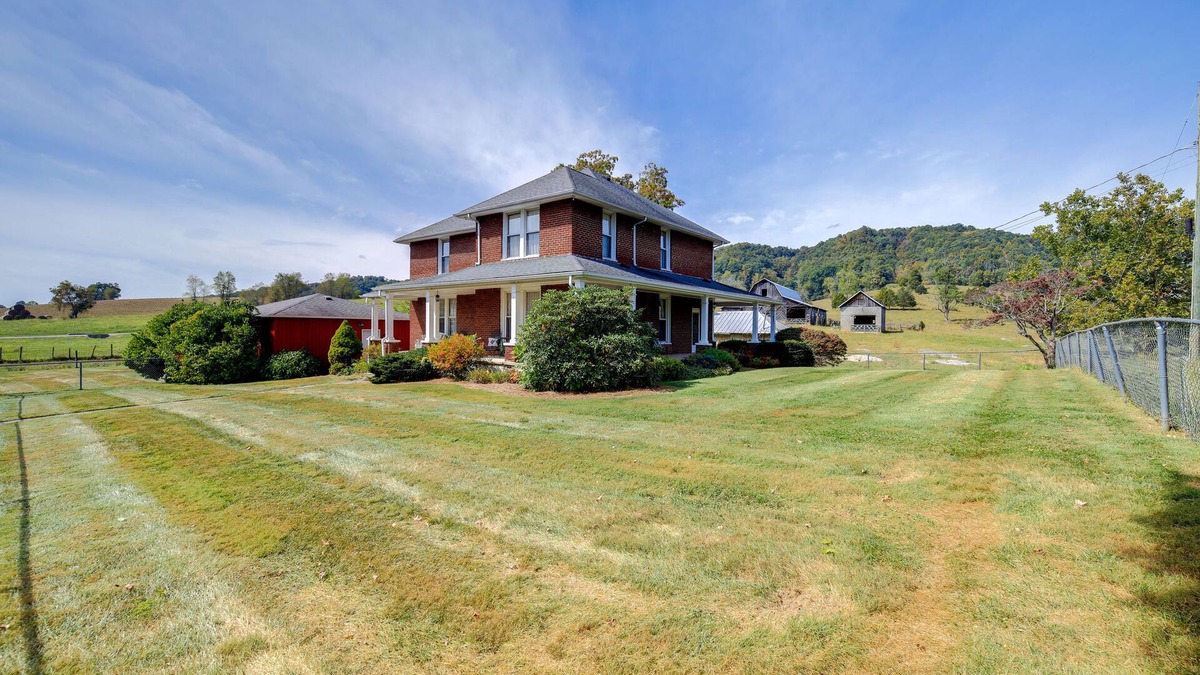 Bristol House | 3 Mi to South Holston Lake: Home w/Mtn Views