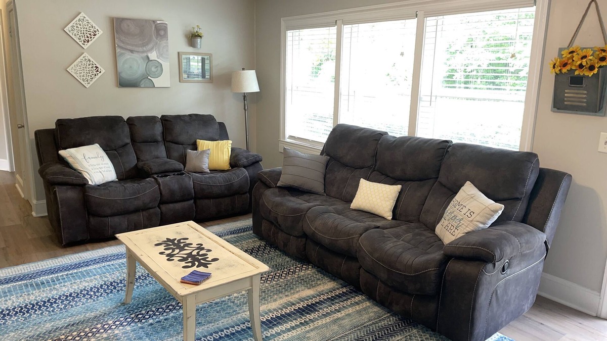 Hampstead House | 3 mi to Topsail Island, Large fenced in backyard. Bring your boat!