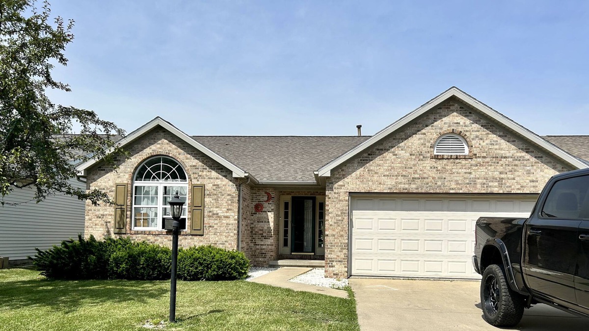 Charleston House | 3 miles away from Lake Charleston, and 4 minutes away from the E.I.U,