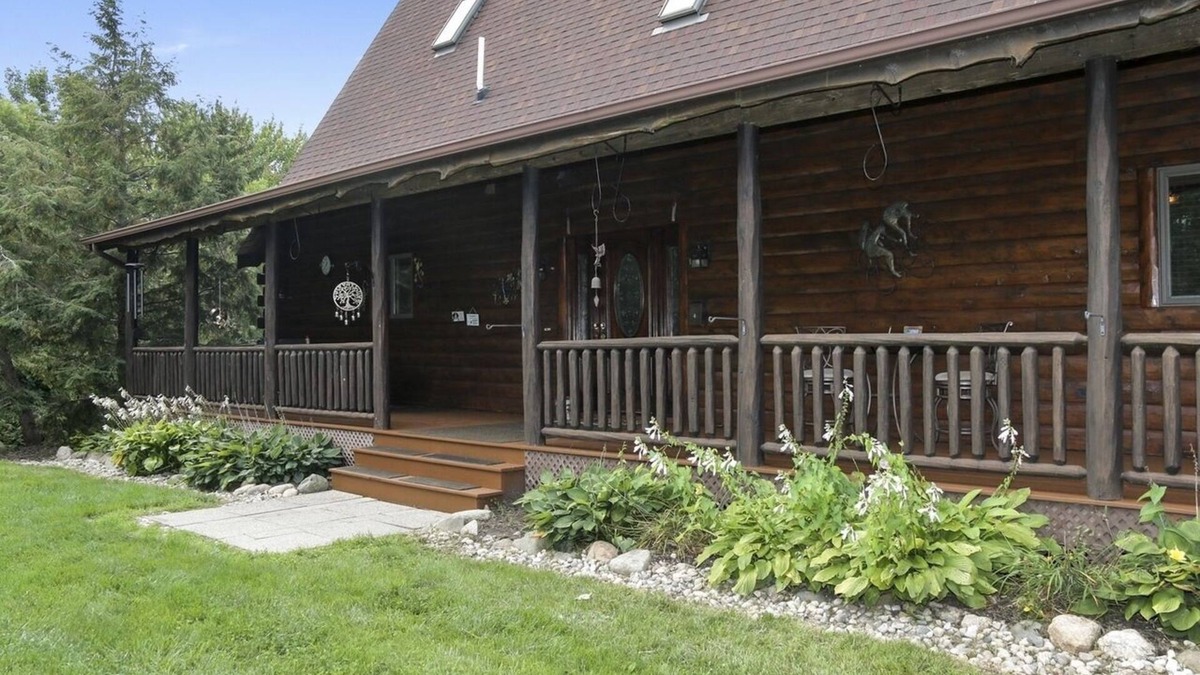 Holland Cabin | 3 miles from downtown Holland 12 miles from Saugatuck 7 miles to Lake Michnnnnnn