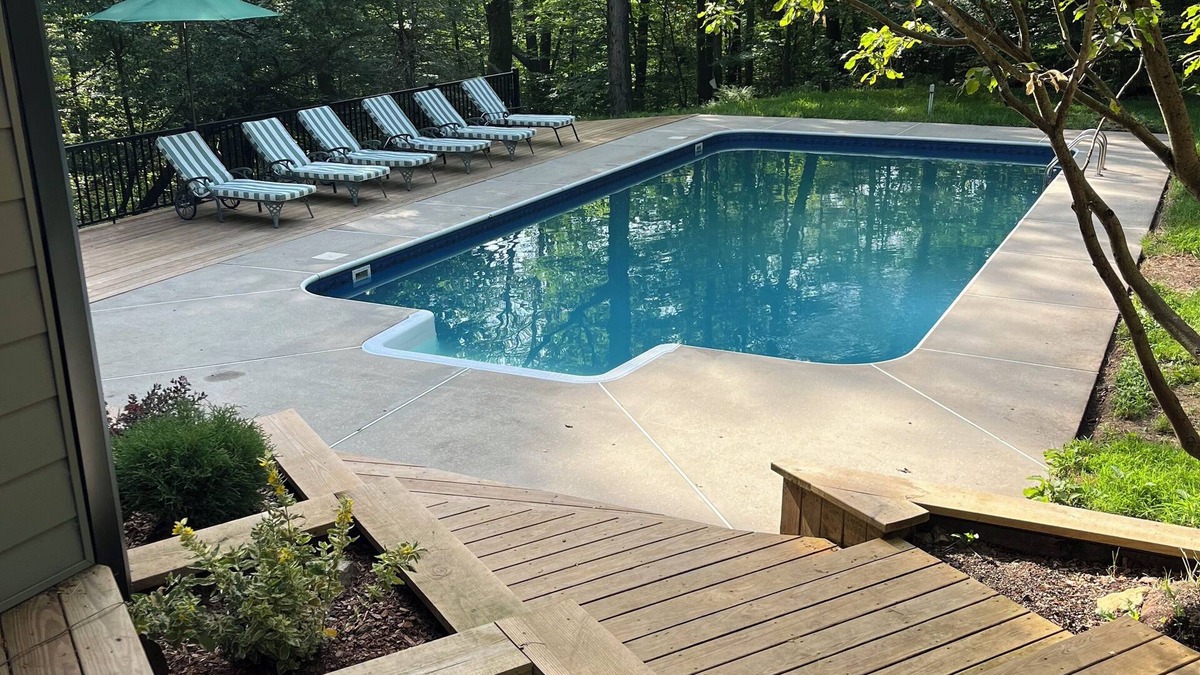 Jefferson Township Ski Chalet | 3 Miles to Hidden Valley! Secluded 3BR + loft w/WiFi, Hot Tub & Swimming Pool.