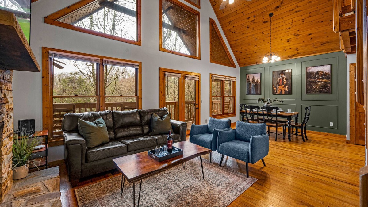 Sevierville Cabin | 3 Miles to Pigeon Forge Parkway! Hot Tub, Privacy 🐶 Dogs 🛌 King Beds 🎢 DollyWood