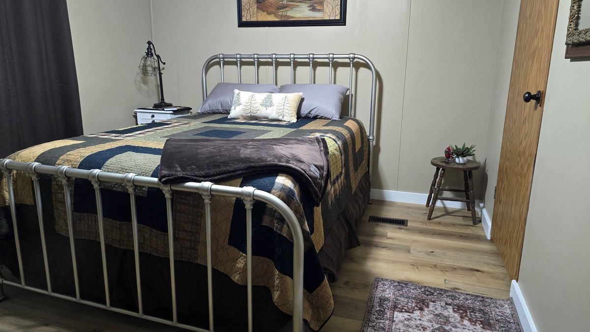 Bonnie House | 3 Miles to Rend Lake. 2 bedroom mobile home - unique cabin like feel. Sleeps 5.