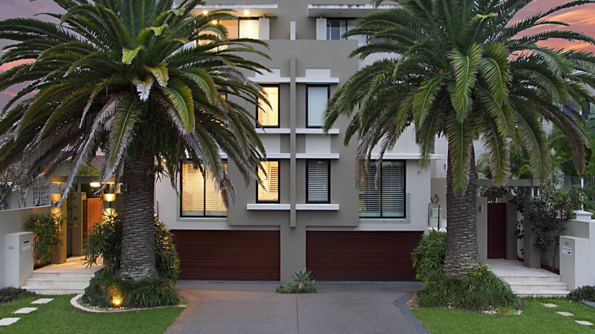Surfers Paradise House | $3 Million Waterfront Villa - pets welcome