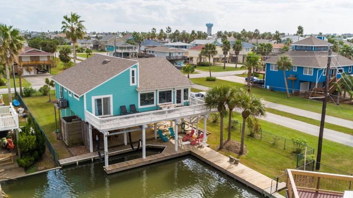 Galveston House | 3 Min. to Beach I Summertime I Fish From Deck I Fenced I King beds I Lift I Pets