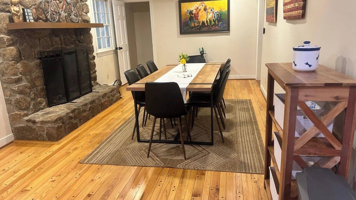 Lynchburg House | 3 min to LU, 85" TV, 2 Dining areas, Fenced backyard, Large Driveway