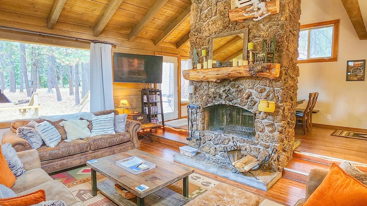 Overlook Park Cabin | 3 Min to SHARC with 8 Passes! Private Hot Tub, Quite Cul-de-sac w/PS4 & BBQ