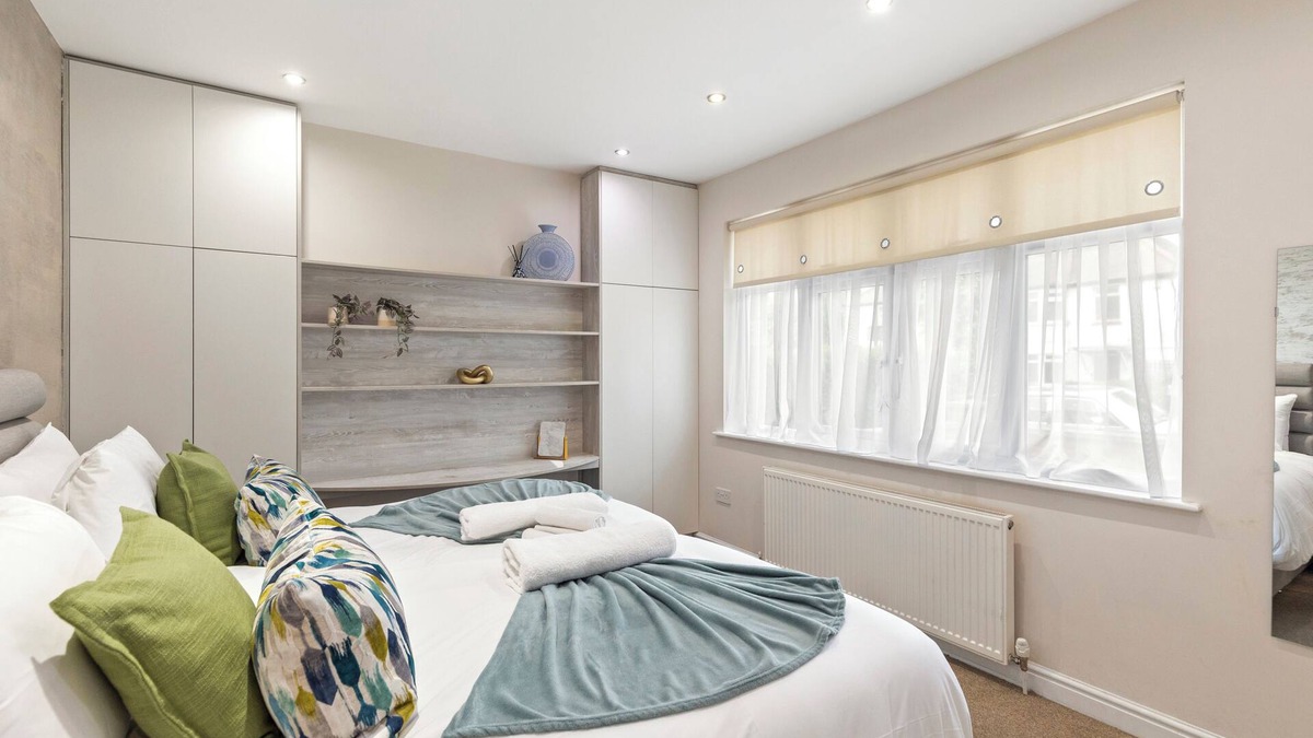 Brent Cross House | 3 Min to Tube, Modern Home Sleeps 12 Adults London