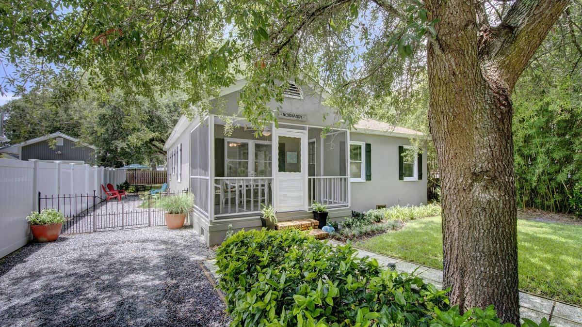 Saint Simons Island House | 3-Min Walk to Beach Dog-Friendly 1940s Charm St. Simons Island