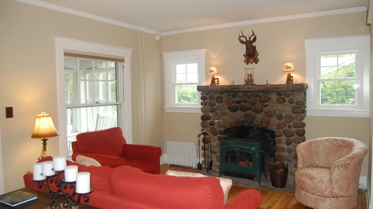 Hillcrest House | 3-min.walk to Main St.,Hot Tub,Sun Deck,Porch,Fenced-In Yard,Game Room,Quiet St.