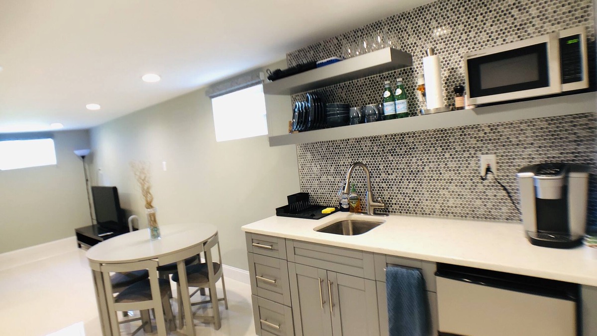 Bayonne Apartment | 3 Min walk to train station - 45 Mins to World Trade Center by train.