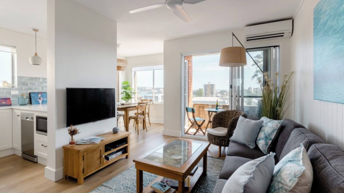 Queenscliff Apartment | 3 mins to beaches, cafes, parks, newly renovated, ocean view, parking & balcony