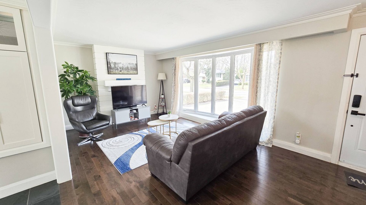 Burlington House | 3 Mins to Waterfront! Family-sized bungalow halfway b/w Niagara Falls & CN Tower