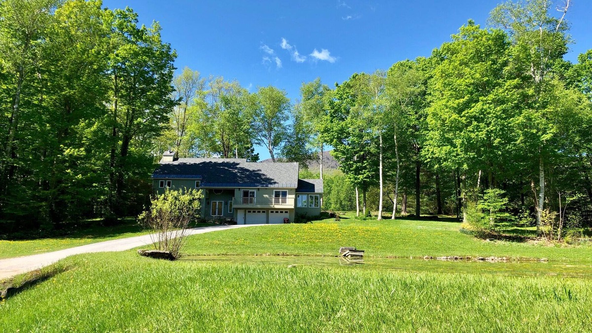 Manchester Center House | 3 minute drive to the heart of Manchester! Peaceful 5 bedroom home on 5 acres.