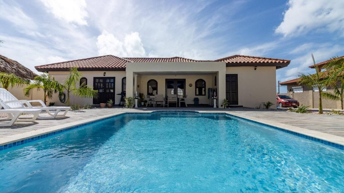 Boroncana House | 3 Minute Drive to Palm Beach!
