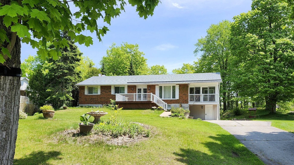 Sauble Beach House | 3 minute walk to 11 kms of Sauble Beach and World-Class sunsets!