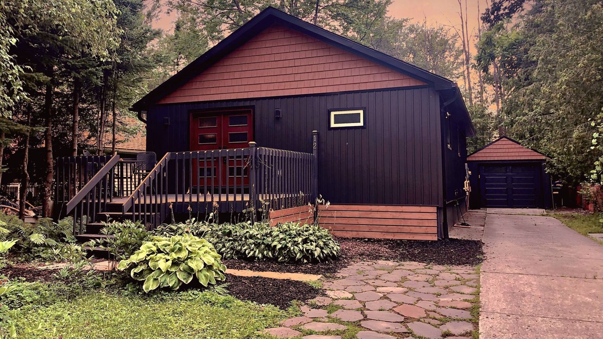 Wasaga Beach Cottage | *3 MINUTE WALK* to best beach in Wasaga! Romantic private treed cottage getaway!