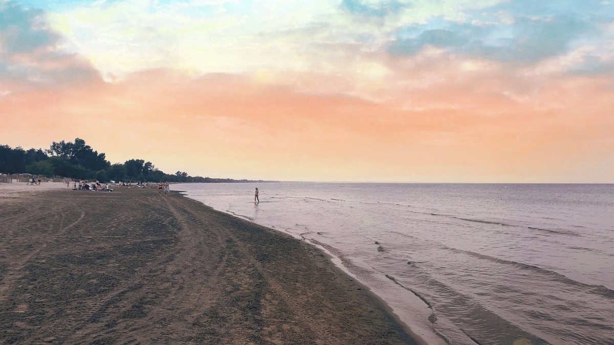 Wasaga Beach House | *3 MINUTE WALK* to best beach in Wasaga! Romantic private treed cottage getaway!
