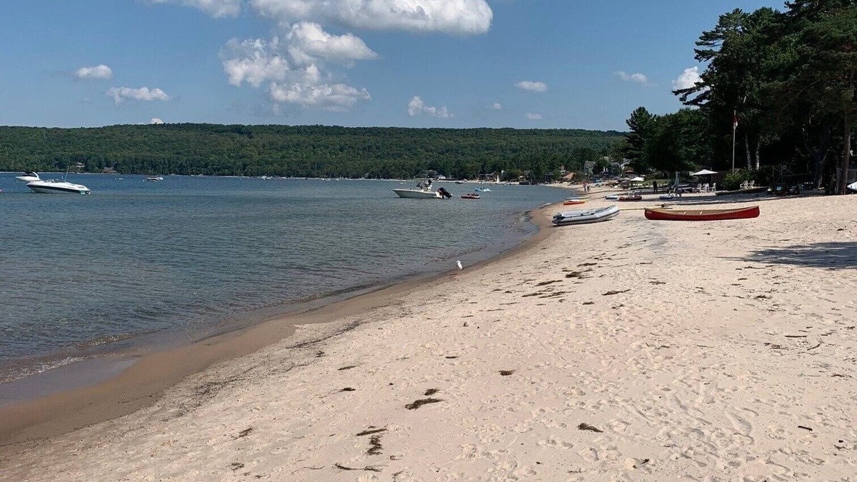 Tiny Cottage | 3 minute walk to beautiful sandy beach on Georgian Bay.