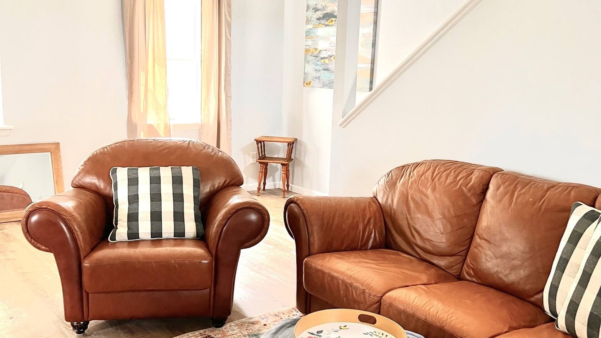 Clayton House | 3 minute walk to downtown! Spacious duplex.