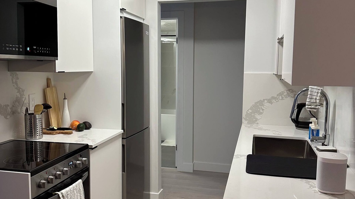 Fairview Apartment | 3 Minute Walk to VGH - Perfect for Doctors, Residents, Nurses or Patients.