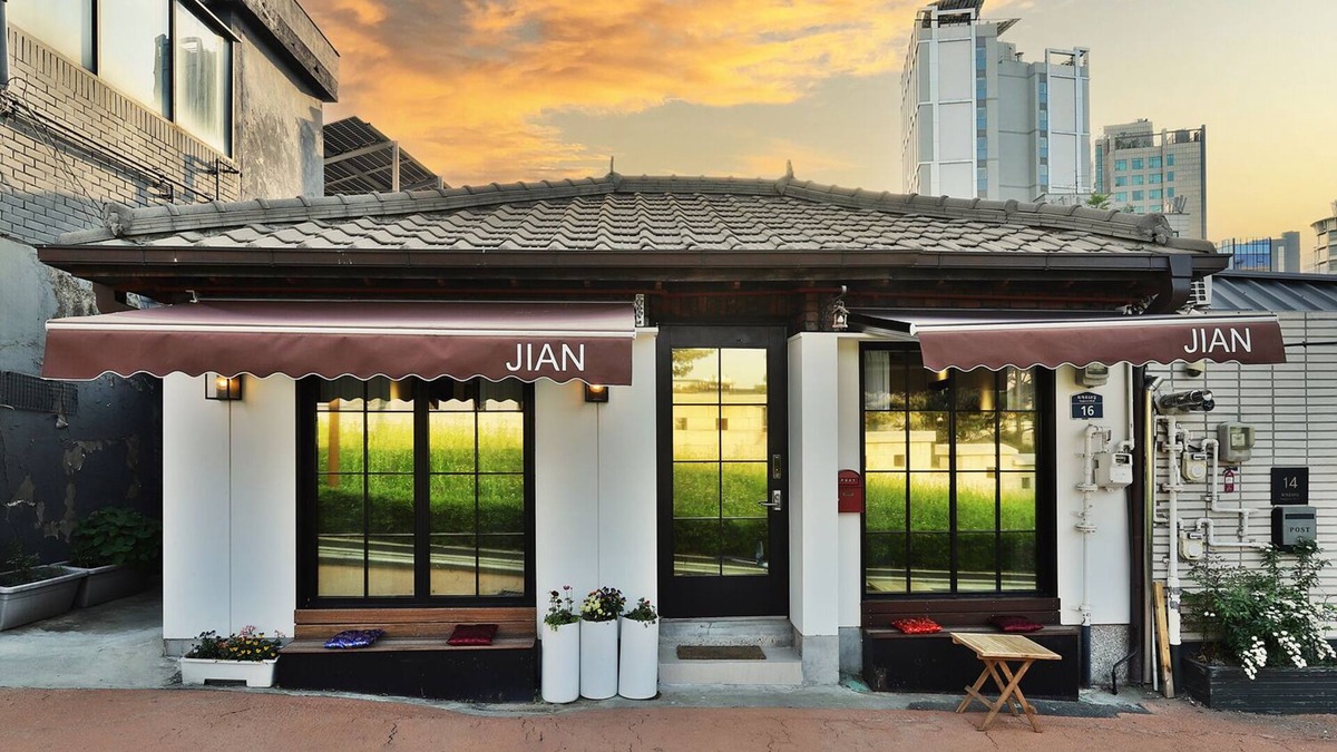 Gwanghui-dong House | 3 minutes to subways and buses. Modern hanok for a family or friends!