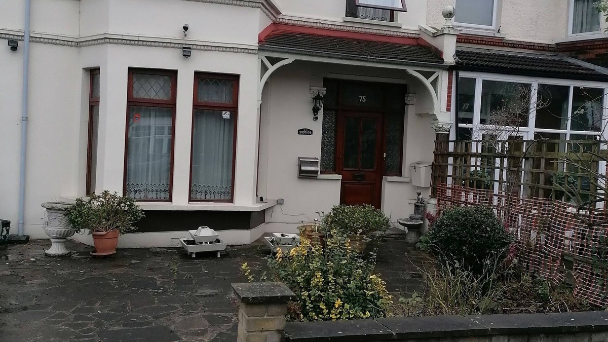 Goodmayes House | 3 Minutes to Train station large town house with 5 bedroom, 6 bed, sleep 8 guest