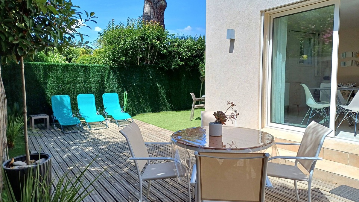 Saint-Cyr-sur-Mer Apartment | 3 minutes walk from the sandy beach . Ideally located, Garden, quiet, Parking