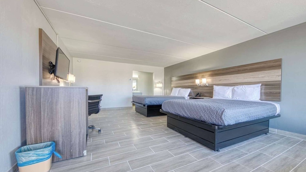 Revelo Hotel | 3 Modern Rooms w/Pool, Free Breakfast, Near Barthell Coal Camp & Yahoo Falls